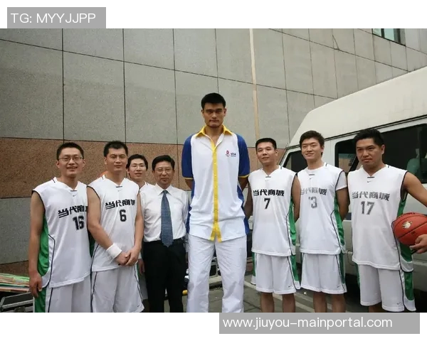 姚明在东京篮球赛场的精彩投篮瞬间引发热议与回忆